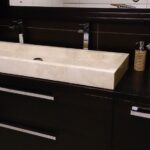 Un lavabo in pietra per un bagno personale