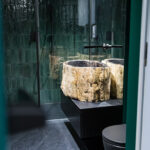 Lavabo in legno pietrificato: un progetto di bagno