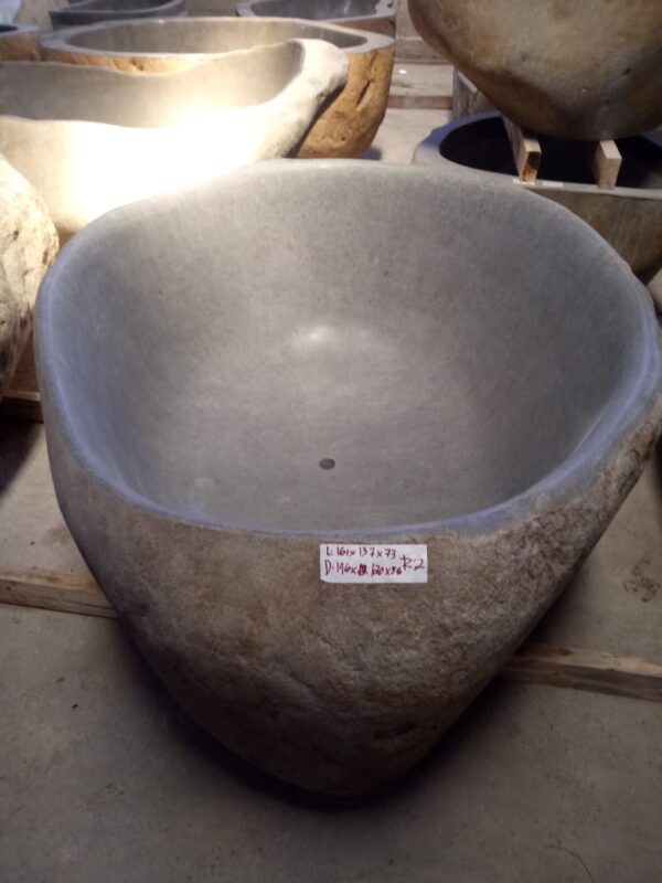 Round-Bathtub-River-Stone-1.jpeg Bad van riviersteen, in de werkplaats