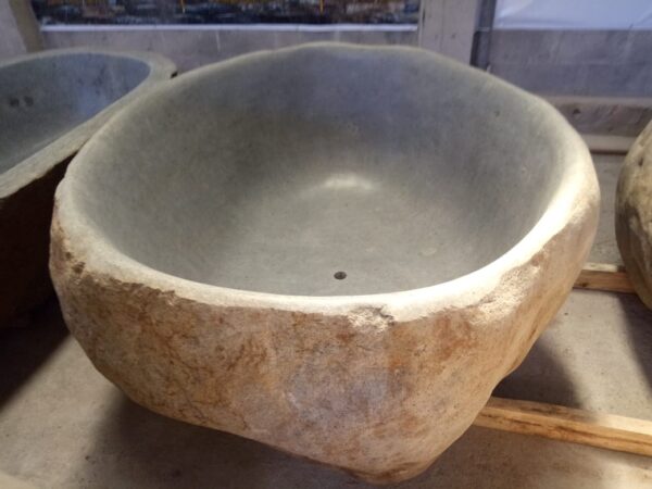 Round-Bathtub-River-Stone-2.jpeg Bad van riviersteen, in de werkplaats