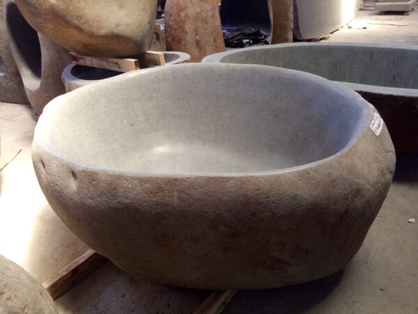 Round-Bathtub-River-Stone-3.jpeg Bad van riviersteen, in de werkplaats