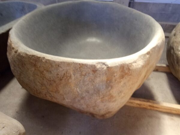 Round-Bathtub-River-Stone-4.jpeg Bad van riviersteen, in de werkplaats