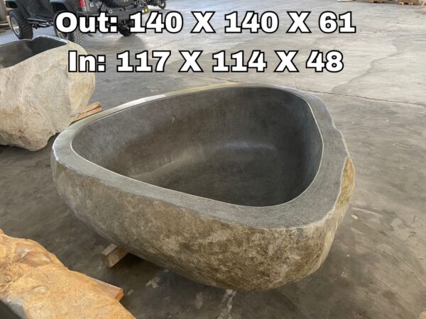 Round-Bathtub-River-Stone-5.jpeg Bad van riviersteen, met aangegeven buiten- en binnenmaten, in de werkplaats