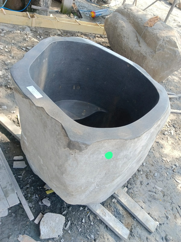 Vasche da immersione in pietra: profondità, sedute e progetto 5 Vasca profonda in pietra di fiume con seduta interna durante la produzione