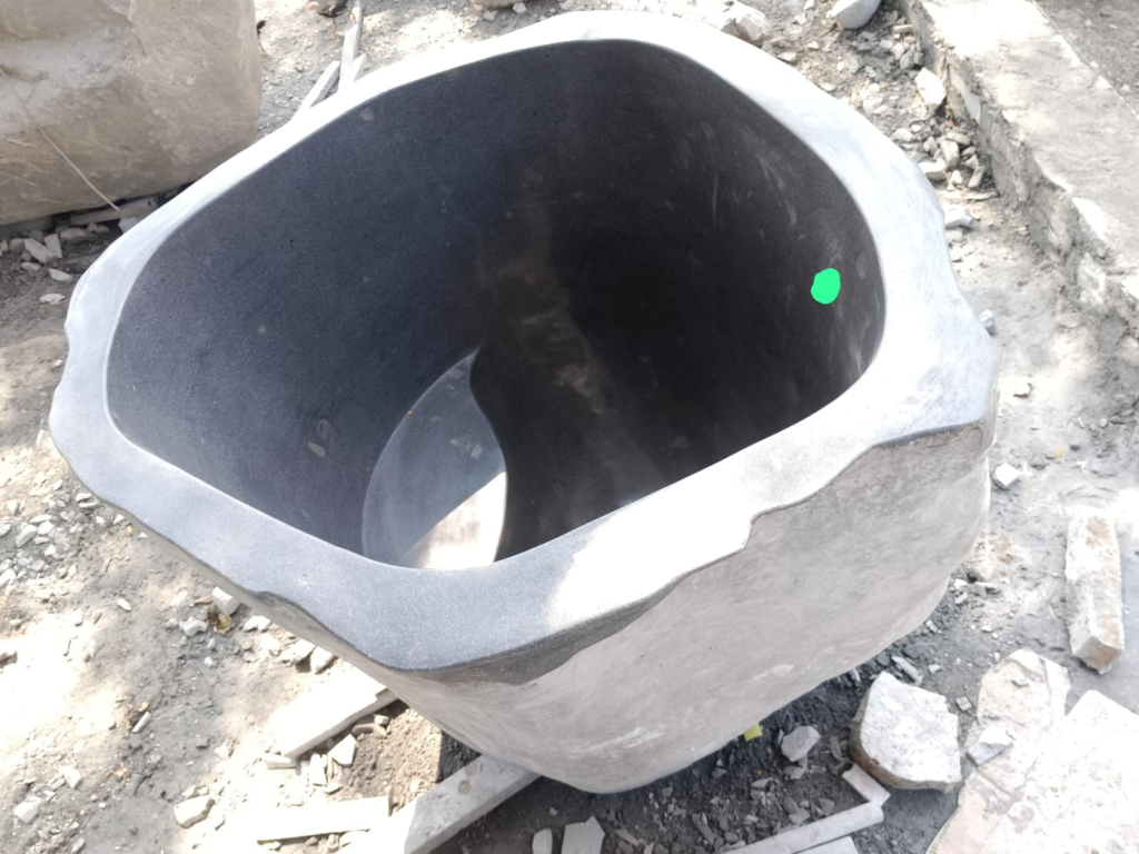 Vasche da immersione in pietra: profondità, sedute e progetto 2 Interno di una vasca profonda in pietra di fiume con seduta scolpita, in laboratorio